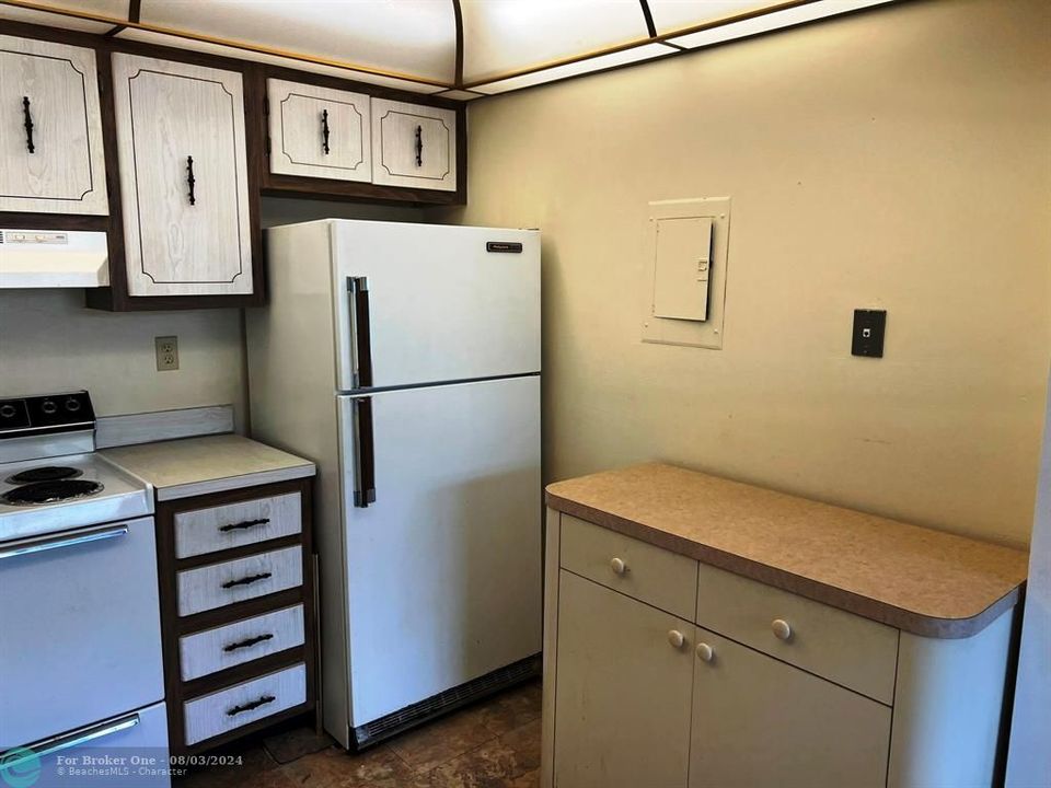 For Sale: $78,900 (1 beds, 1 baths, 760 Square Feet)