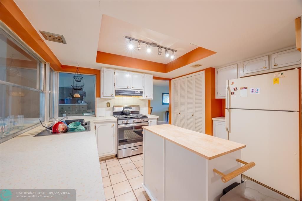 For Sale: $409,800 (2 beds, 2 baths, 1537 Square Feet)