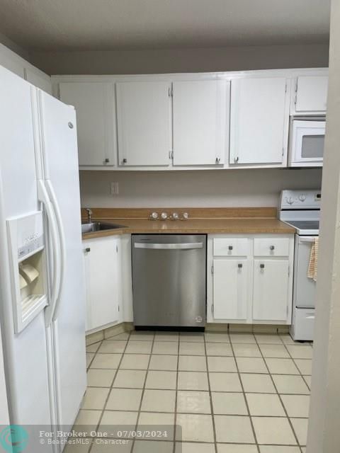For Rent: $1,850 (1 beds, 2 baths, 943 Square Feet)