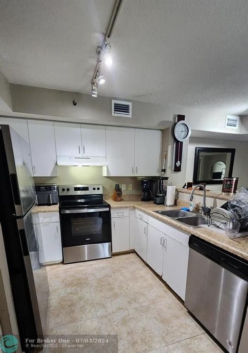 For Rent: $2,100 (2 beds, 2 baths, 967 Square Feet)