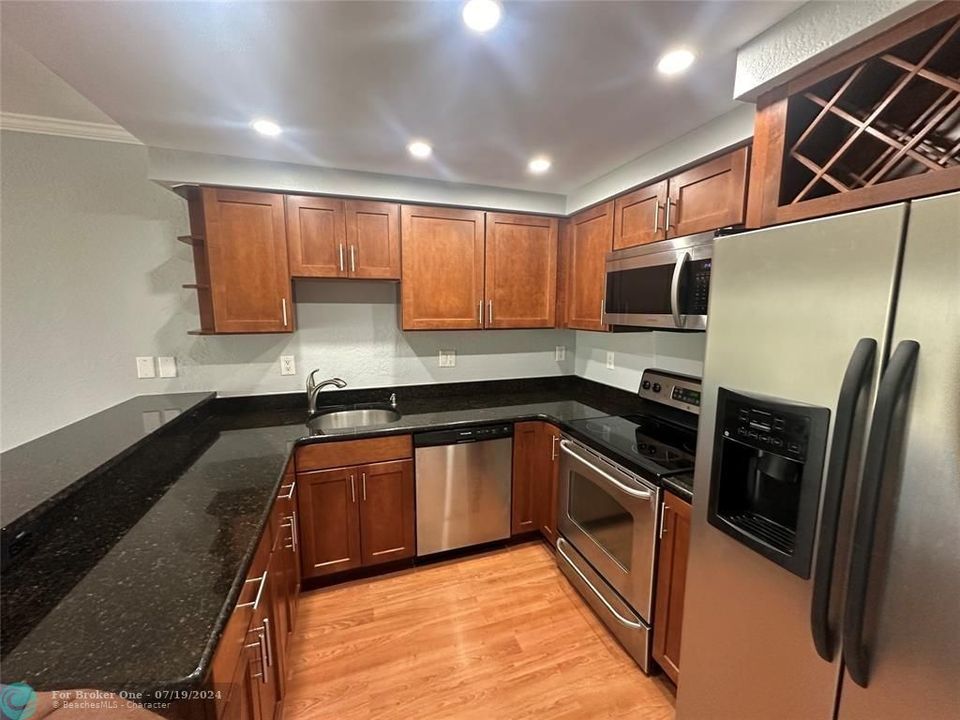 For Rent: $2,300 (1 beds, 1 baths, 730 Square Feet)