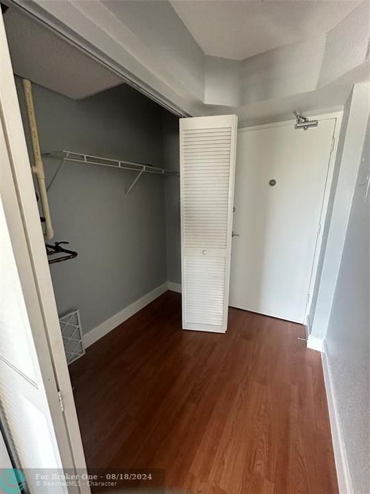 For Rent: $2,300 (1 beds, 1 baths, 730 Square Feet)