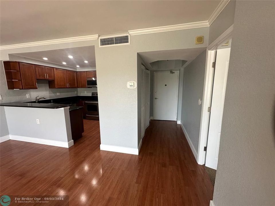 For Rent: $2,300 (1 beds, 1 baths, 730 Square Feet)