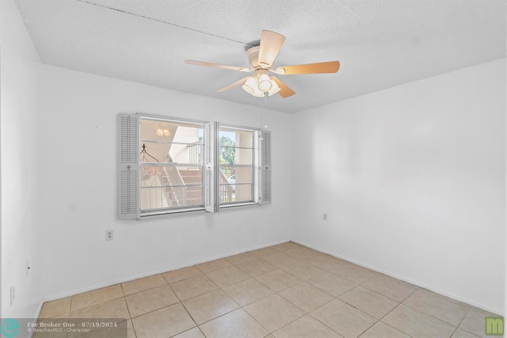 For Sale: $189,000 (2 beds, 2 baths, 962 Square Feet)