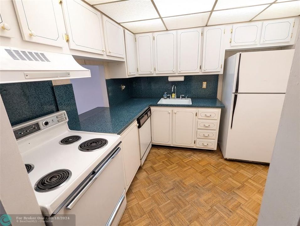 For Sale: $259,000 (1 beds, 1 baths, 775 Square Feet)