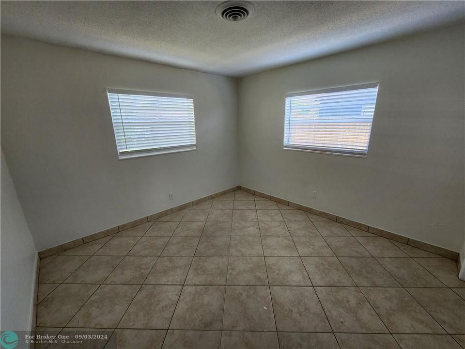 For Sale: $2,550 (2 beds, 1 baths, 980 Square Feet)