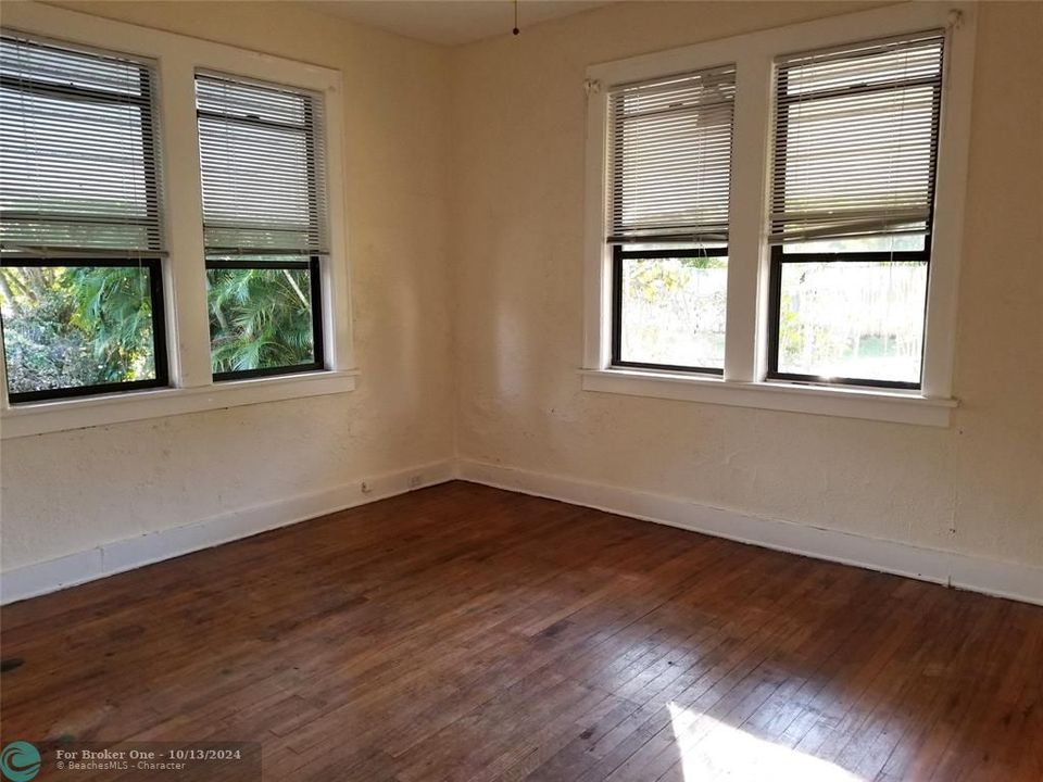 For Sale: $475,000 (2 beds, 1 baths, 901 Square Feet)