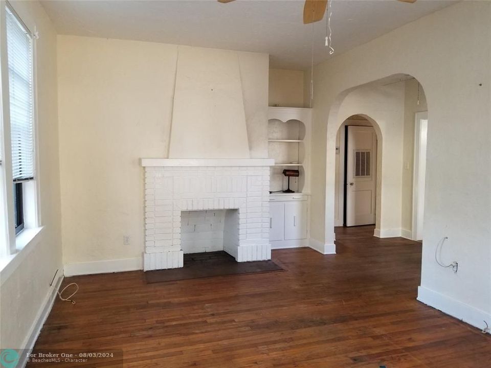 For Sale: $475,000 (2 beds, 1 baths, 901 Square Feet)