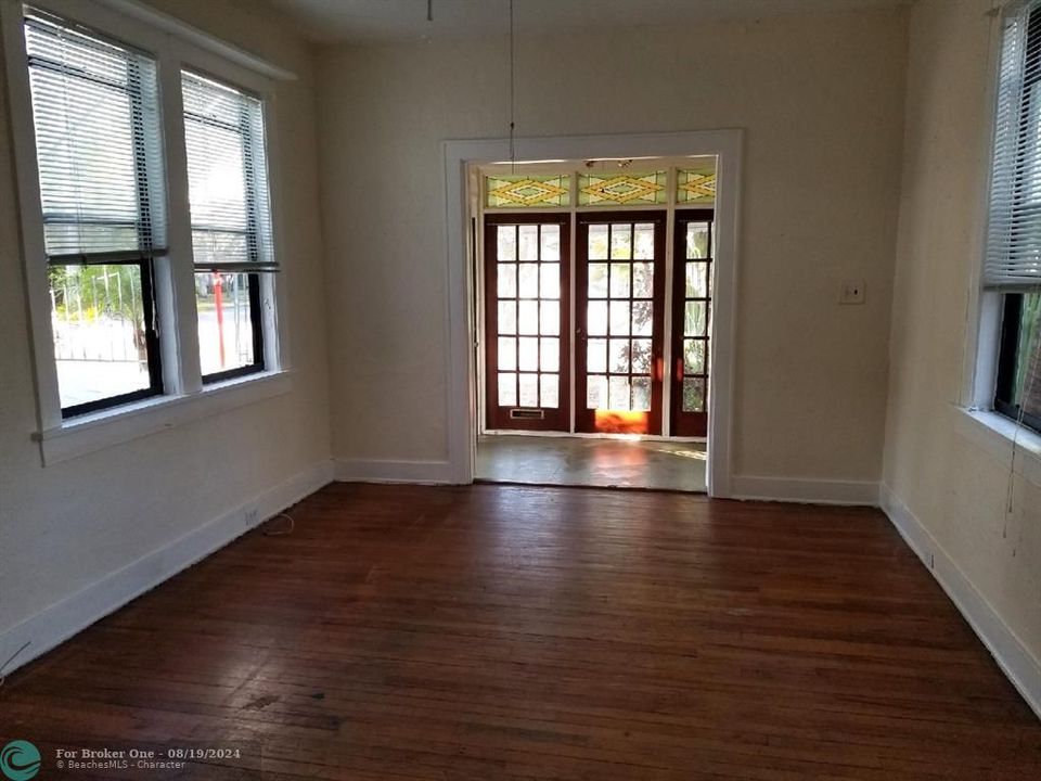 For Sale: $475,000 (2 beds, 1 baths, 901 Square Feet)