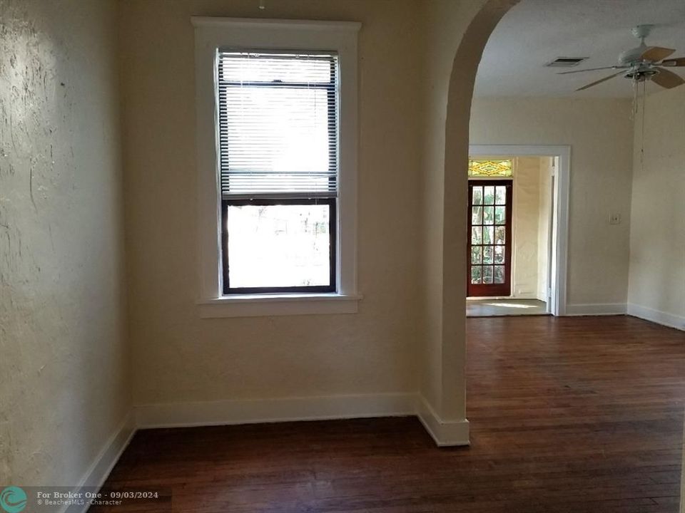 For Sale: $475,000 (2 beds, 1 baths, 901 Square Feet)