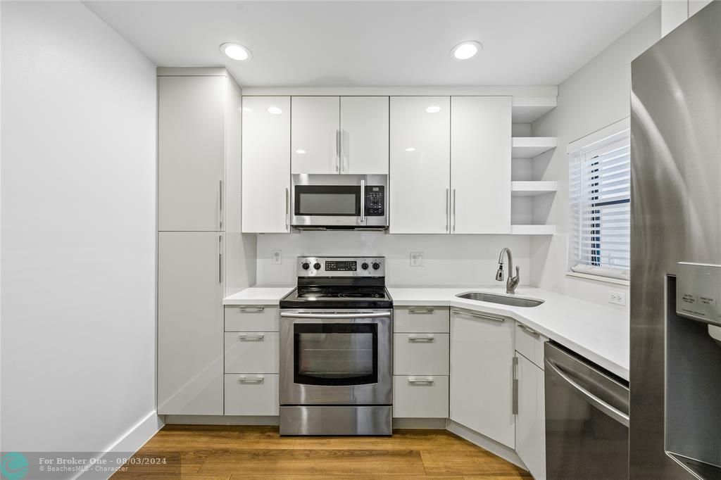 Recently Sold: $260,000 (2 beds, 2 baths, 978 Square Feet)