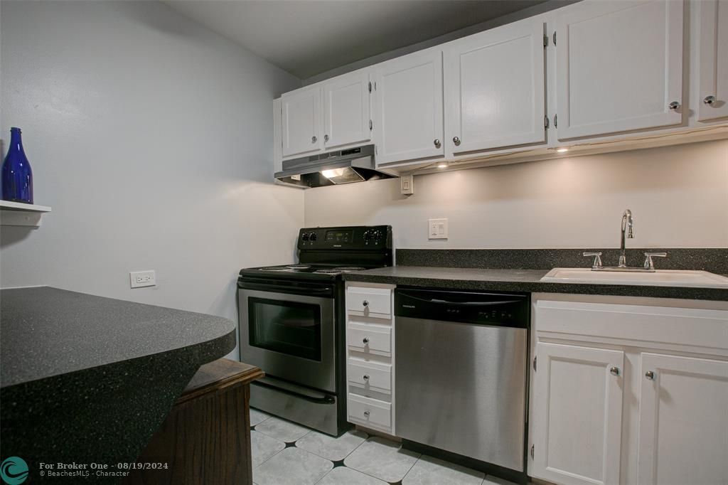 For Rent: $1,800 (1 beds, 1 baths, 800 Square Feet)