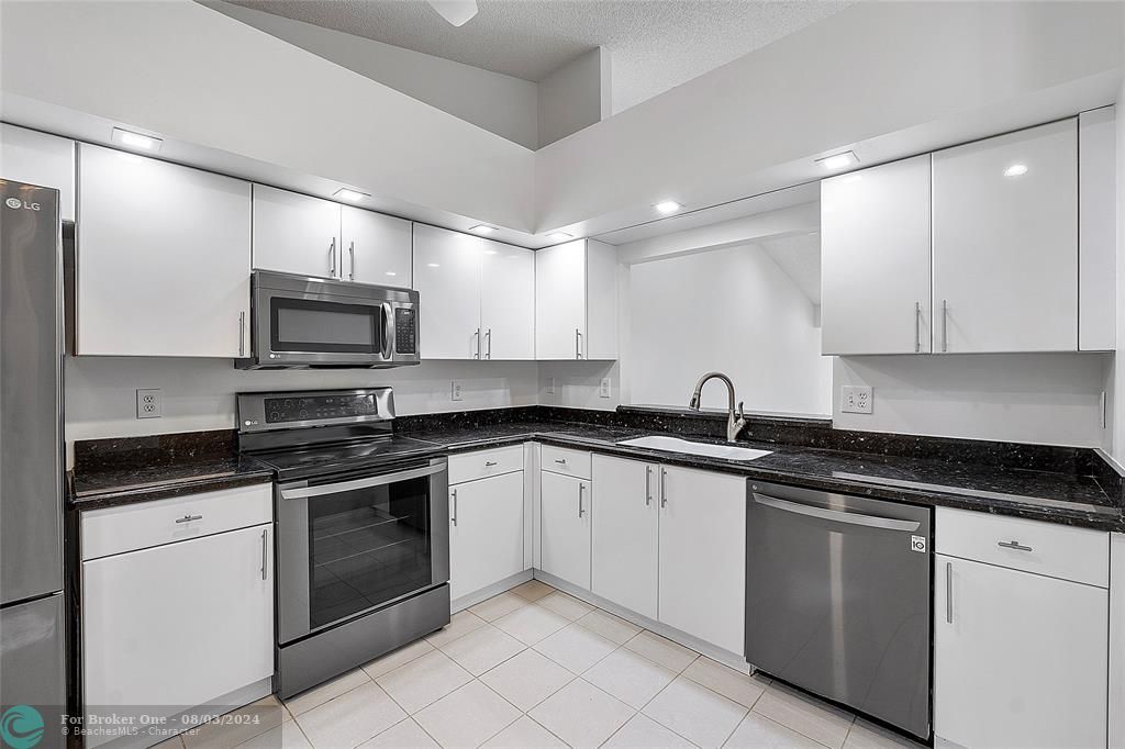 For Sale: $465,000 (2 beds, 2 baths, 1747 Square Feet)