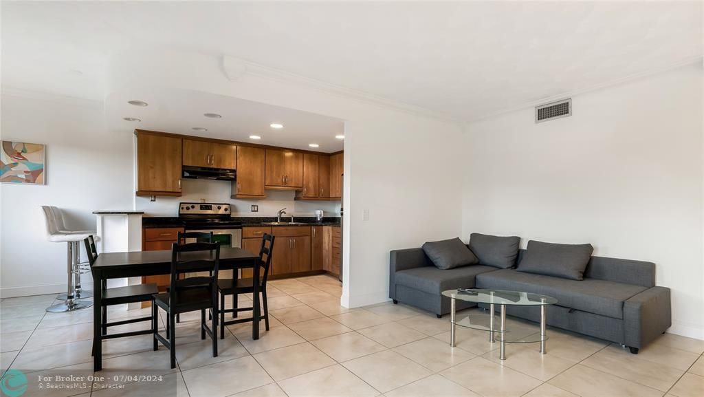 For Sale: $229,000 (1 beds, 1 baths, 610 Square Feet)