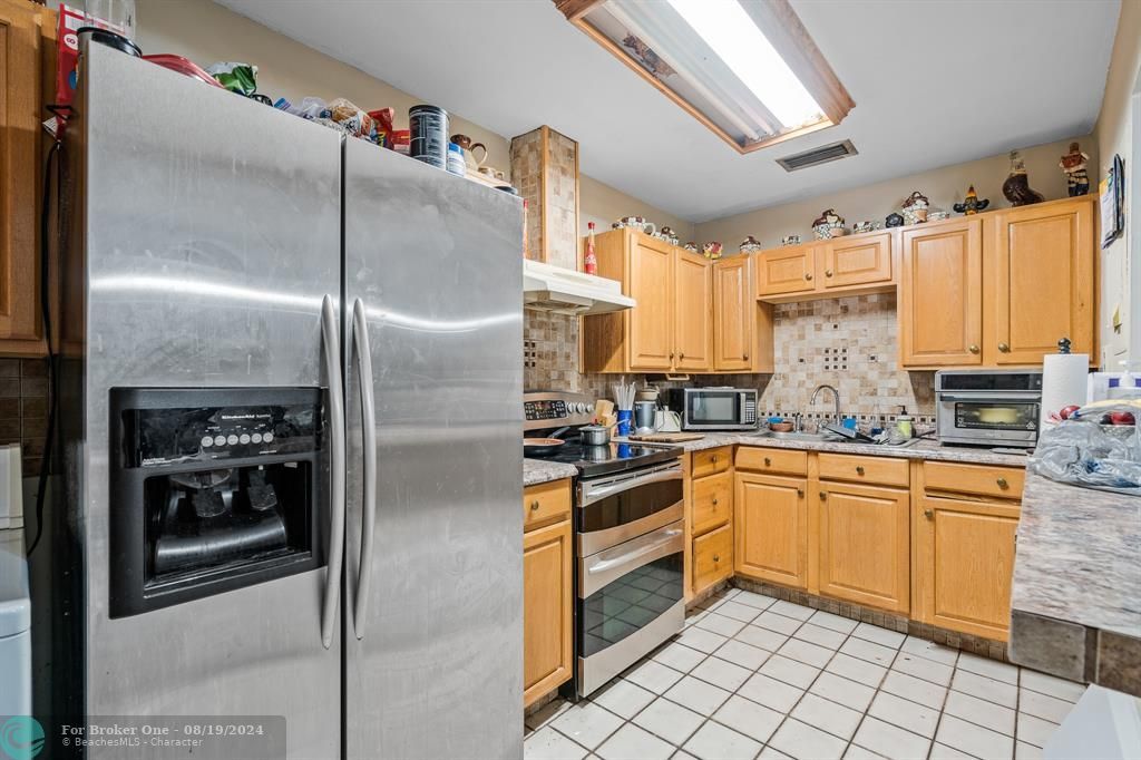 For Sale: $389,900 (2 beds, 1 baths, 1085 Square Feet)