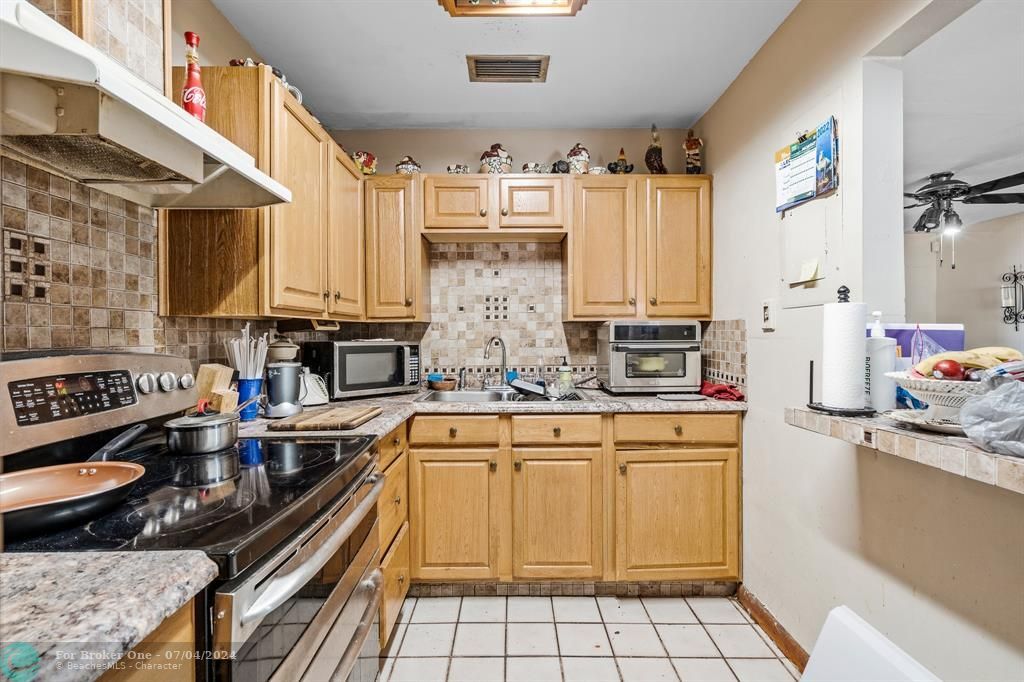 For Sale: $389,900 (2 beds, 1 baths, 1085 Square Feet)