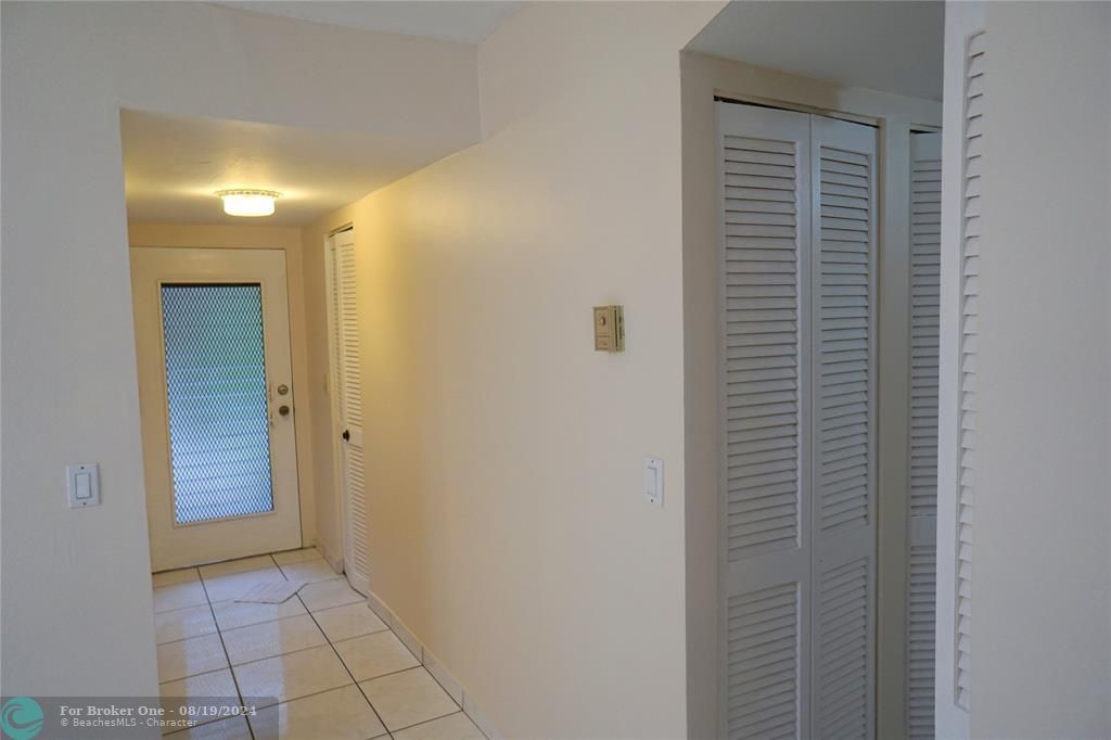 For Sale: $129,000 (2 beds, 2 baths, 1010 Square Feet)