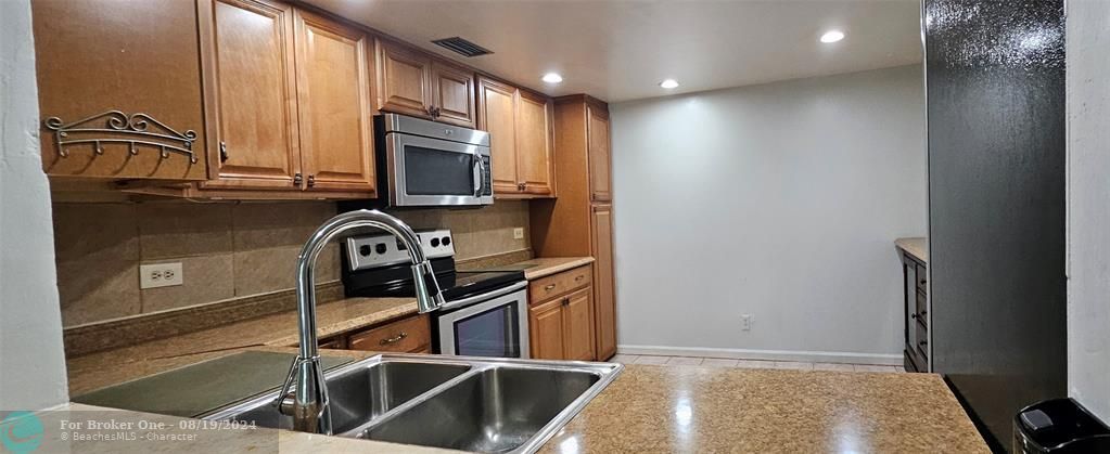 For Sale: $219,000 (2 beds, 2 baths, 1240 Square Feet)