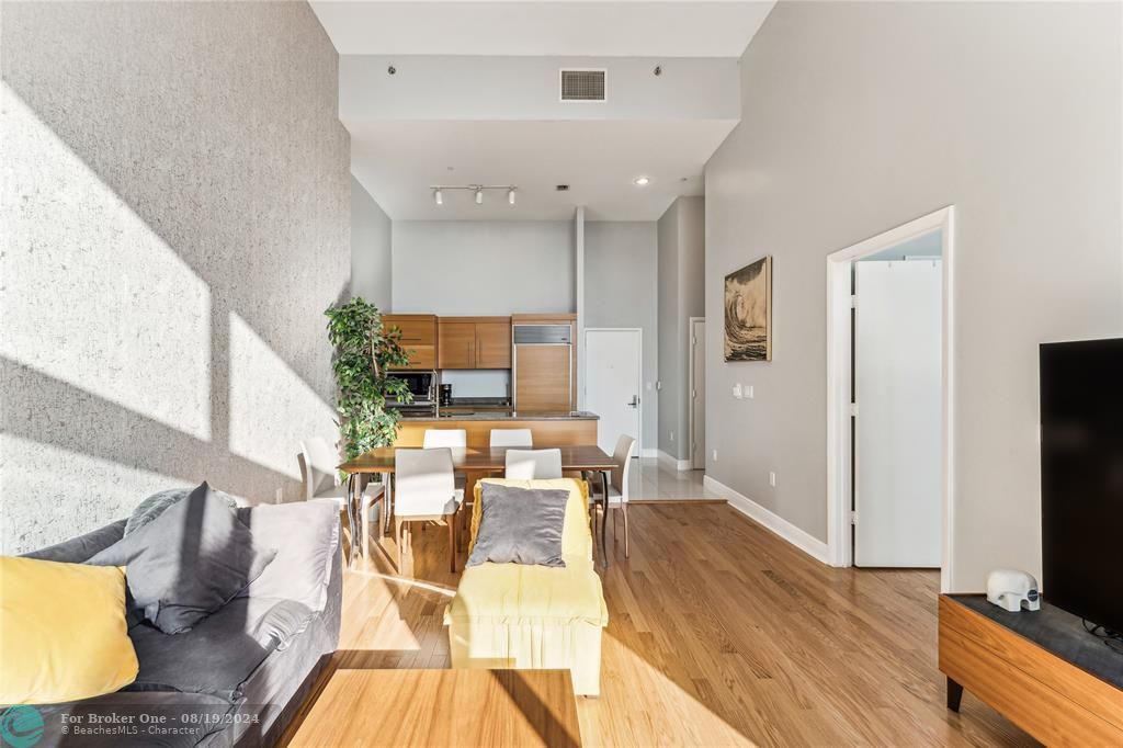 Active With Contract: $4,200 (1 beds, 1 baths, 816 Square Feet)