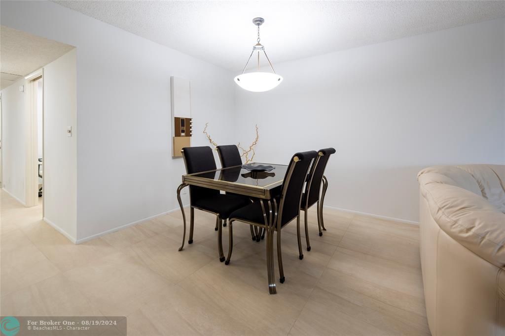 Active With Contract: $345,000 (3 beds, 2 baths, 1390 Square Feet)