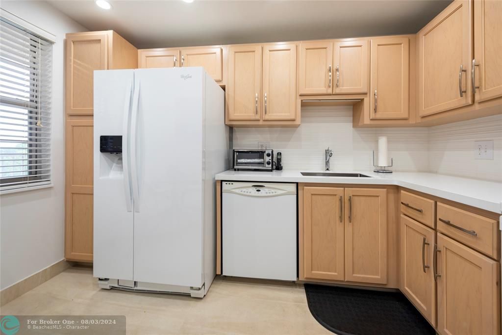 Active With Contract: $345,000 (3 beds, 2 baths, 1390 Square Feet)