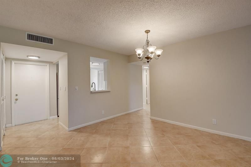 For Rent: $2,200 (2 beds, 2 baths, 1005 Square Feet)