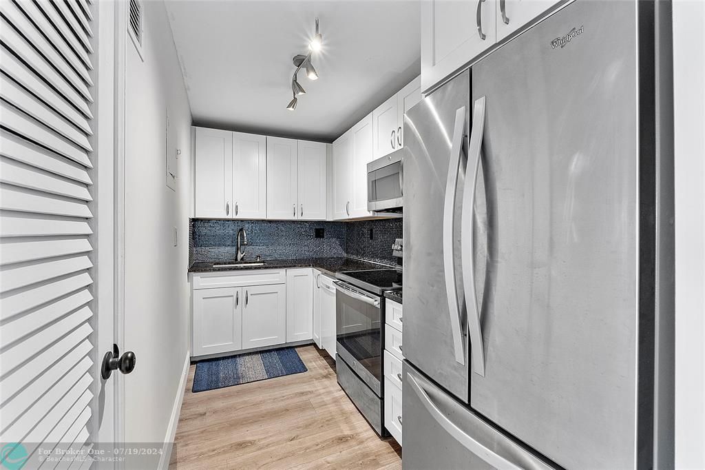 For Rent: $2,150 (1 beds, 1 baths, 690 Square Feet)