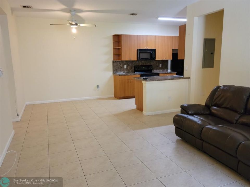 For Rent: $2,000 (2 beds, 2 baths, 1071 Square Feet)