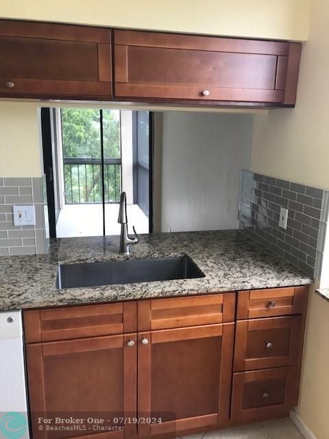 For Rent: $1,875 (1 beds, 1 baths, 758 Square Feet)