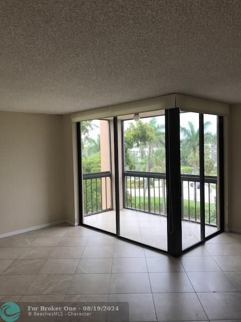 For Rent: $1,875 (1 beds, 1 baths, 758 Square Feet)