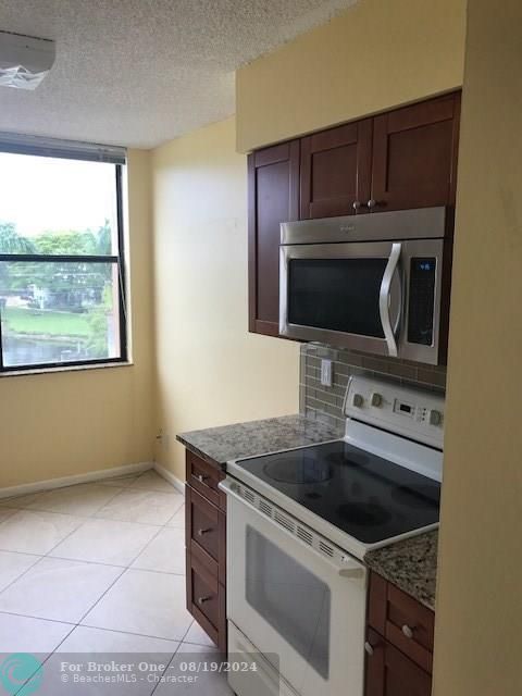 For Rent: $1,875 (1 beds, 1 baths, 758 Square Feet)