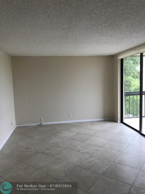For Rent: $1,875 (1 beds, 1 baths, 758 Square Feet)
