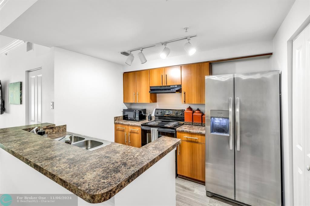 Active With Contract: $235,000 (1 beds, 1 baths, 843 Square Feet)