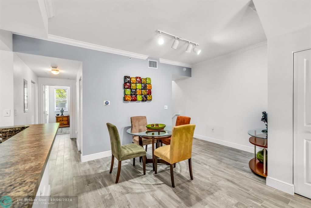 Active With Contract: $235,000 (1 beds, 1 baths, 843 Square Feet)