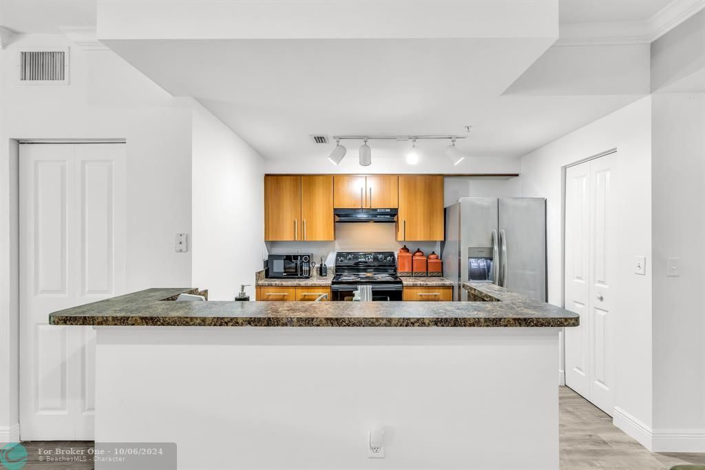 Active With Contract: $235,000 (1 beds, 1 baths, 843 Square Feet)