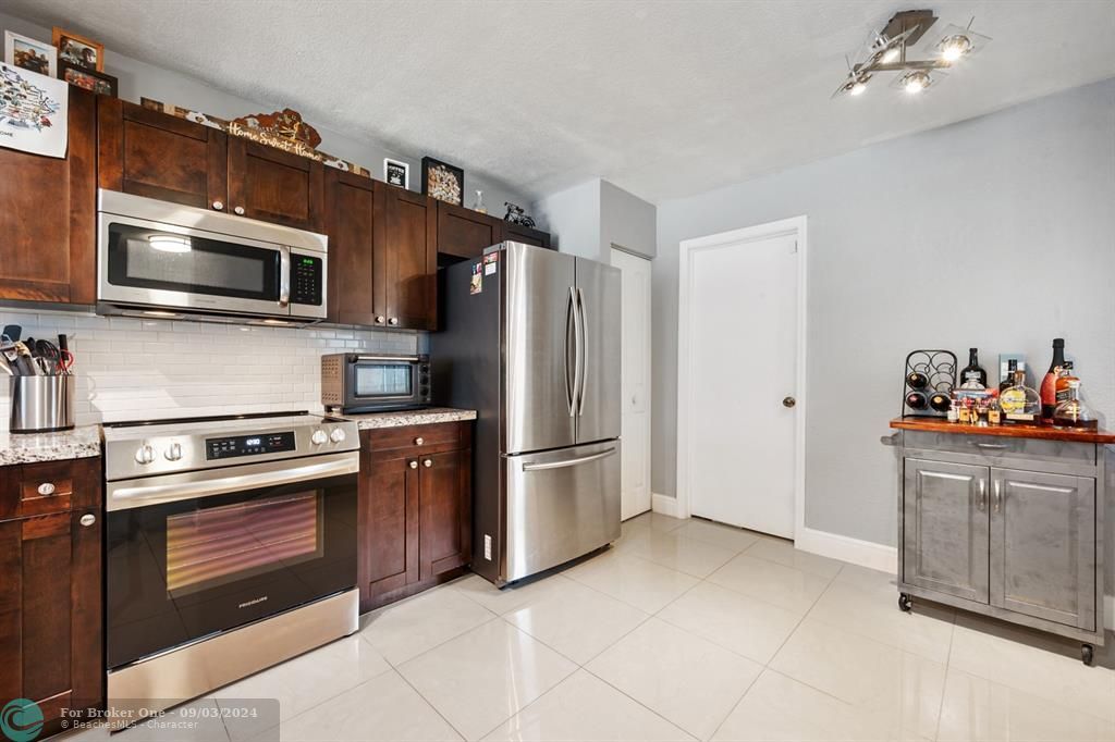 For Sale: $475,000 (2 beds, 2 baths, 1266 Square Feet)