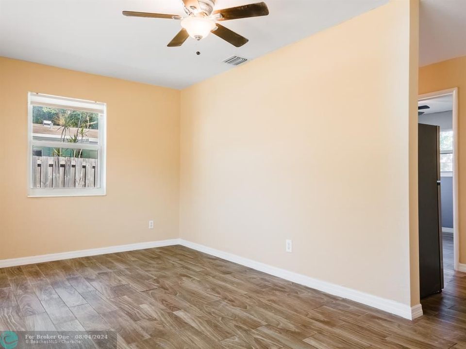 Active With Contract: $1,700 (1 beds, 1 baths, 565 Square Feet)