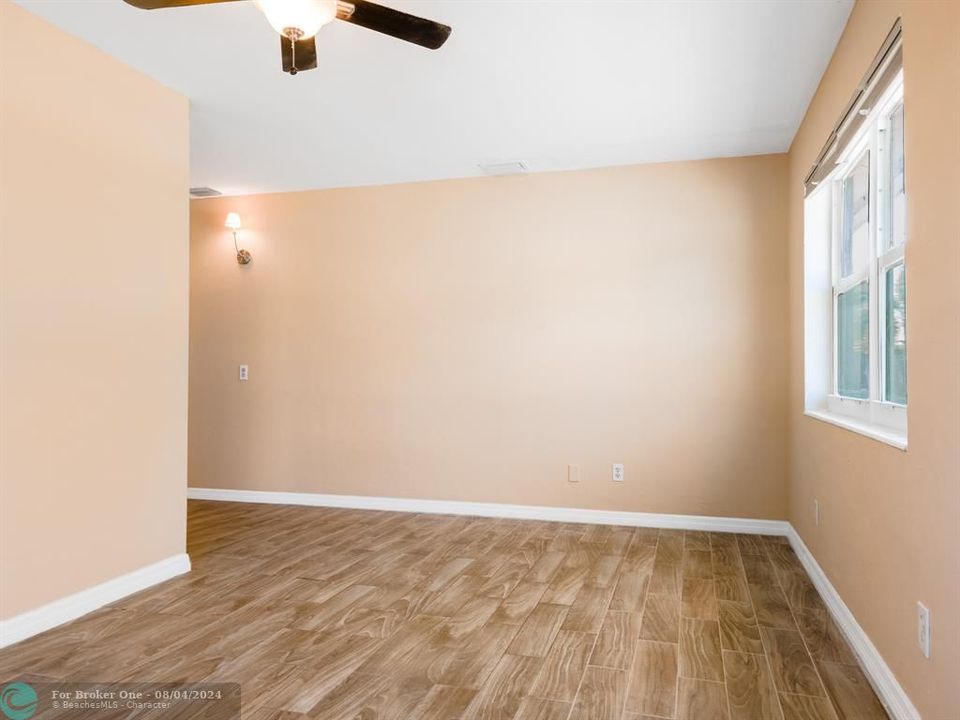 Active With Contract: $1,700 (1 beds, 1 baths, 565 Square Feet)