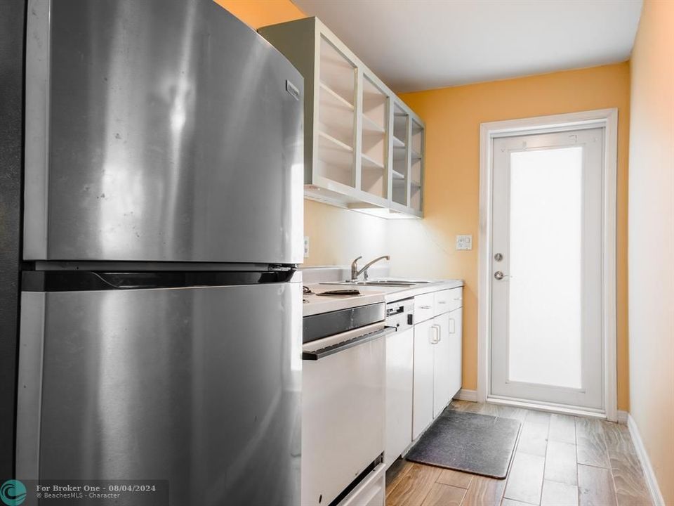 Active With Contract: $1,700 (1 beds, 1 baths, 565 Square Feet)