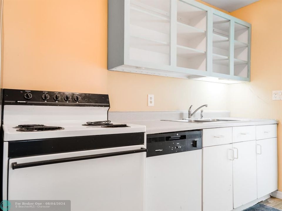 Active With Contract: $1,700 (1 beds, 1 baths, 565 Square Feet)