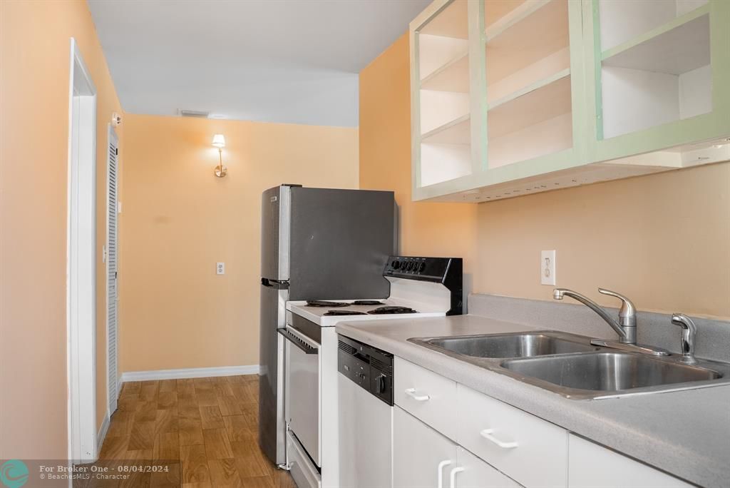 Active With Contract: $1,700 (1 beds, 1 baths, 565 Square Feet)