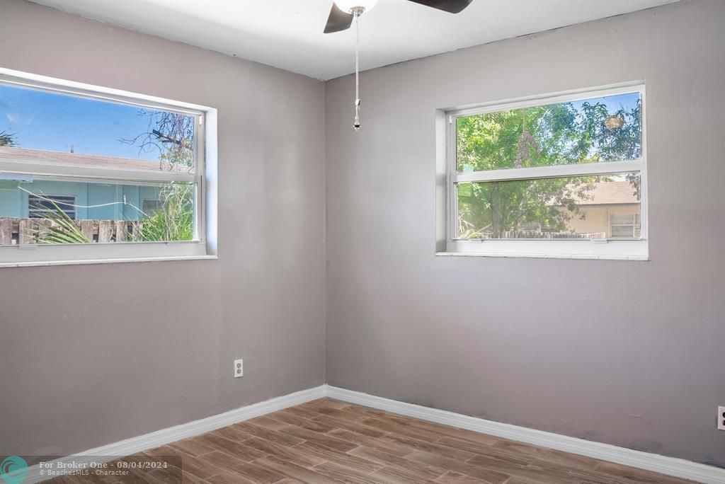 Active With Contract: $1,700 (1 beds, 1 baths, 565 Square Feet)