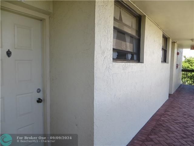 For Sale: $225,000 (2 beds, 2 baths, 920 Square Feet)