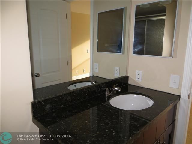 For Sale: $225,000 (2 beds, 2 baths, 920 Square Feet)