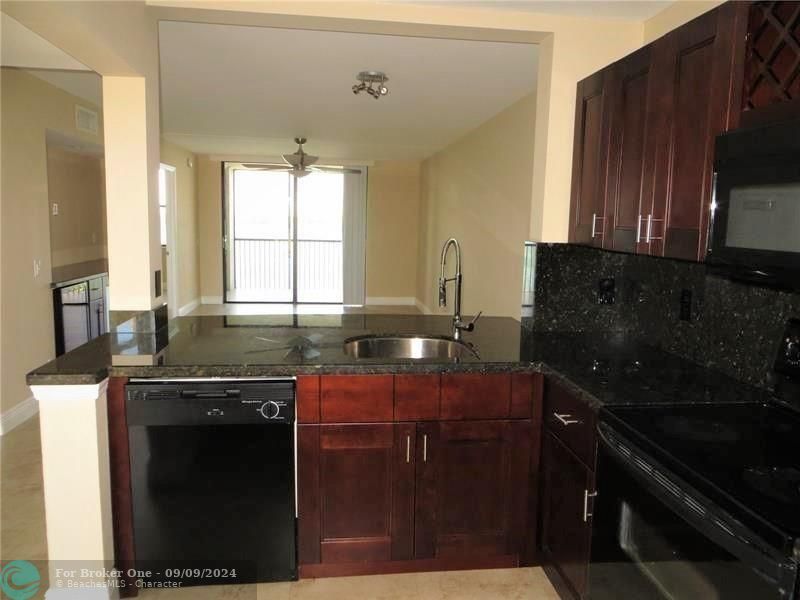 For Sale: $225,000 (2 beds, 2 baths, 920 Square Feet)