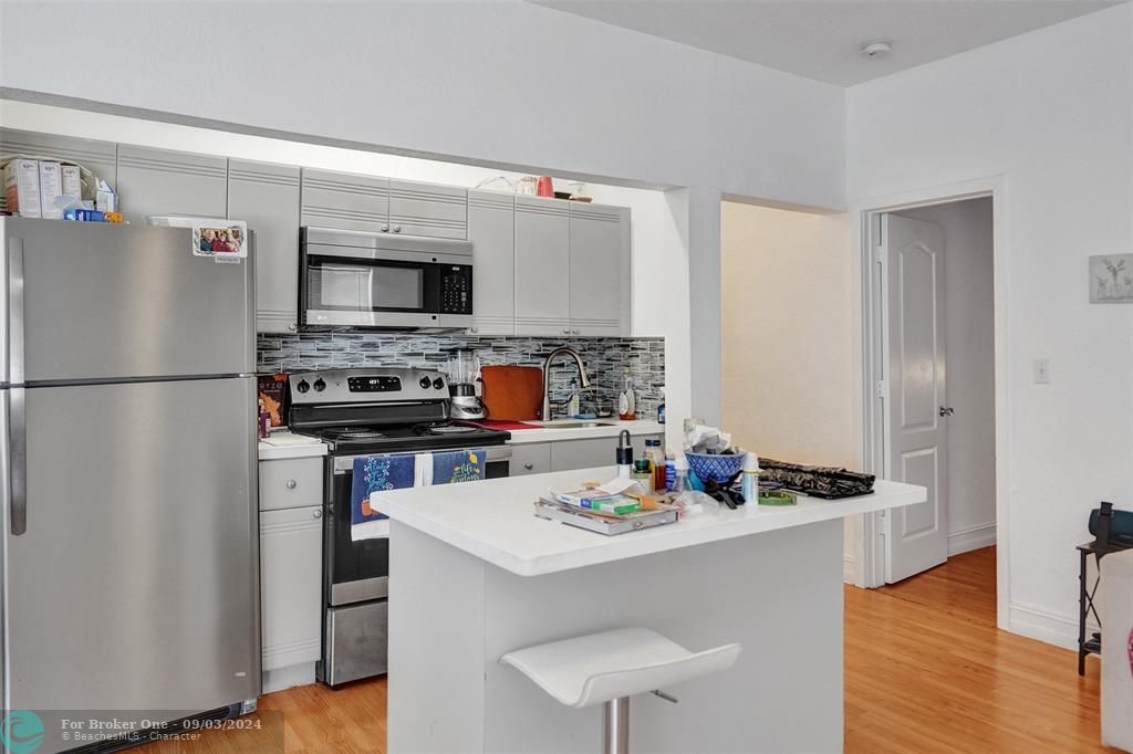 For Sale: $365,000 (1 beds, 1 baths, 782 Square Feet)