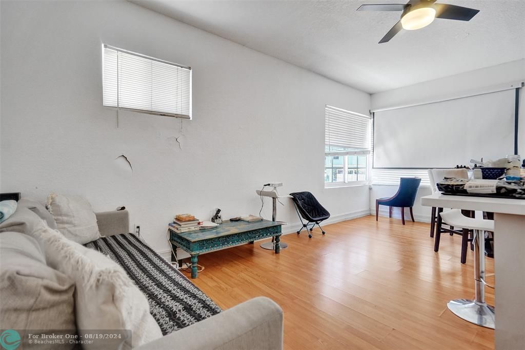 For Sale: $365,000 (1 beds, 1 baths, 782 Square Feet)