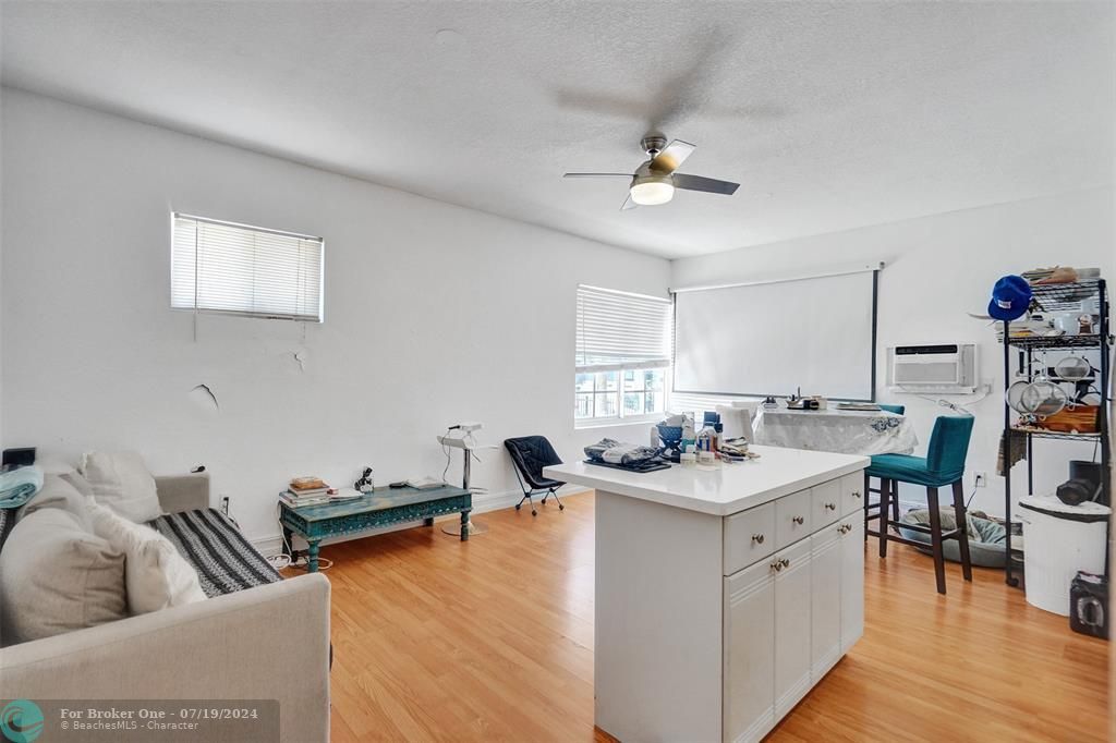 For Sale: $365,000 (1 beds, 1 baths, 782 Square Feet)