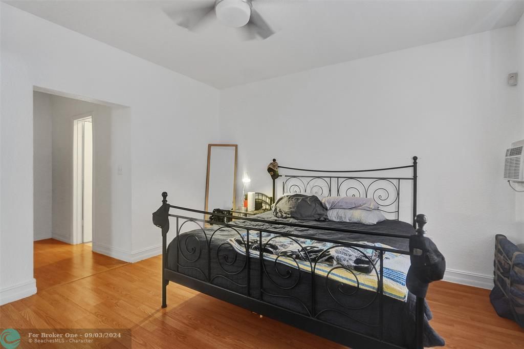 For Sale: $365,000 (1 beds, 1 baths, 782 Square Feet)