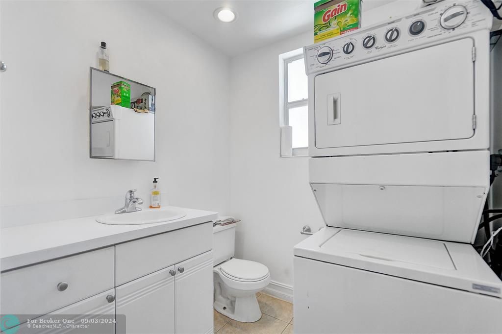 For Sale: $365,000 (1 beds, 1 baths, 782 Square Feet)